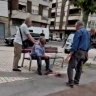 Los dos agentes jubilados retienen al agresor (sentado).