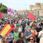 Los manifestantes pasan ante la Estación de Ferrocarril de Zamora.