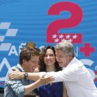 Feijóo con Ayuso y Almeida durante el acto organizado por el PP en Madrid.