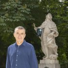Lorenzo Silva, en el Parque del Retiro de Madrid delante de la estatua del rey de León Alfonso I.