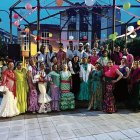Los participantes perfectamente ataviados con trajes andaluces.