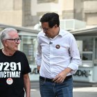 López y un manifestante en el homenaje a los muertos en residencias en el covid.