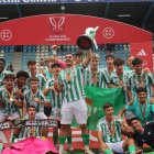 El Real Betis celebra en El Toralín la consecución del campeonato liguero juvenil.