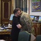 Zelensky abraza al jefe del Servicio de Seguridad.