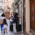Unos turistas entran en una VUT de León.