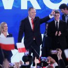 Karol Nawrocki, su esposa y sus hijos celebran su victoria en Varsovia.