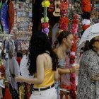 Turistas buscan abanicos en Sevilla.