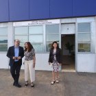 Marco Morala con Ivelisse Martínez ante la oficina.