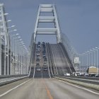 Los coches circulan por el puente de Crimea en una imagen de archivo. EFE/EPA/STRINGER.