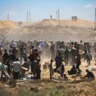 Palestinos transportan suministros de ayuda recibidos de la Fundación Humanitaria de Gaza, respaldada por Estados Unidos, a través de una zona conocida como el Corredor de Netzarim, centro de la Franja de Gaza, 29 de mayo de 2025. EFE/EPA/HAITHAM IMAD.