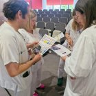 Equipo de enfermería con documentación sobre la charla.