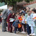 Los Reyes ayer, con los niños de Brañosera y con las autoridades. Al acto acudieron Mañueco, presidente de la Junta, y Pollán, presidente de las Cortes de CyL.