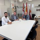 Un momento de la firma del convenio.