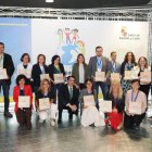 Foto de familia del consejero con los responsables de los nuevos centros acreditados.