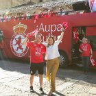 Raúl Llona y Natichu Alvarado celebran el ascenso a Segunda División.