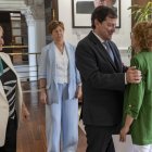 Mañueco saluda a la nueva secretaria general de CCOO, Ana Fernández de los Muros.