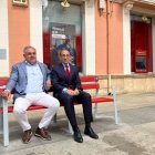 El alcalde y el director territorial, en uno de los bancos frente a una sucursal del Santander.