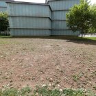 Arriba, la imagen del terreno libre y, a la derecha, el parque infantil poco después de inaugurase a finales de septiembre de 2010.