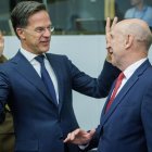 Mark Rutte habla con el ministro británico de defensa, John Healey, ayer.