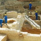 Excavación de los Principia en la calle San Pelayo. En la foto pequeña, recreación de cómo podría ser el cuartel general de la Legio VII.