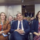 El consejero de Movilidad y Transformación Digital, José Luis Sanz Merino, clausura la celebración del 65 aniversario de Asociación de Transporte Internacional por Carretera (Astic), junto a la Presidenta de CEPYME, Ángela de Miguel (I); y la secretaria general de transporte terrestre del Ministerio de Transportes y Movilidad sostenible, Rocío Báguena (D).