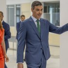 Pedro Sánchez con la ministra de Sanidad, Mónica García, en Melilla.