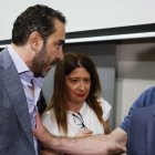 Víctor de Aldama irrumpe en el acto de Leire Díez.