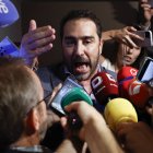 El empresario Víctor de Aldama (c), investigado en el caso Koldo, se dirige a los medios tras su aparición este miércoles durante la comparecencia ante la prensa de la militante del PSOE Leire Díez en la que ha asegurado que "ha mentido en todo". EFE/ Chema Moya