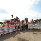 Pancartas en la primera movilización de los trabajadores contra el cierre de la Azucarera.