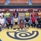 Los entrenadores y capitanes de los ocho equipos finalistas de la Copa del Rey posan en la tradicional foto de familia.