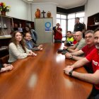 La dirigente popular y el alcalde, junto al comité de empresa.