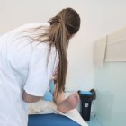 Una enfermera ayuda a un paciente a curar su herida.
