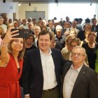 Mañueco se hace un selfi en la recepción en Barcelona a ciudadanos de CyL que viven en Cataluña.