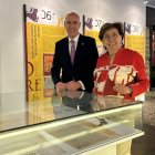 El alcalde y la concejala de Cultura ante una vitrina con facsímiles de los Decreta.