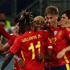 Lamine Yamal es felicitado por sus compañeros tras anotar su segundo gol ante Francia.