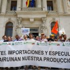 Los manifestantes, procedentes de varios puntos de España, con sus pancartas frente al ministerio.
