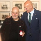 Mauricio Peña tras recibir la insignia de manos del alcalde.