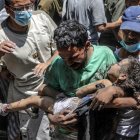 Un hombre con el cuerpo de un niño recuperado de los escombros.