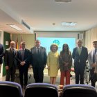 El consejero de Sanidad (centro), junto a miembros de Sacyl, la ULE e Ibioleón.
