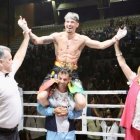 Antonio Barrul sobre los hombros de su padre Vicente tras proclamarse campeón de España del peso supergallo.