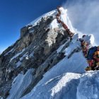 La arriesgada ascensión al Everest se ha convertido en una atracción de turismo de riesgo en el que los sherpas son los grandes olvidados y la mayoría de las víctimas.