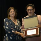 La alcaldesa de Sahagún, Paula Conde, entrega un reconocimiento a Miguel Ángel Rodríguez.