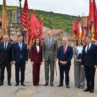 Los reyes posan junto al resto de autoridades en la localidad palentina de Brañosera.