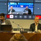 Javier Fernández Lozano explicando sobre el terreno el mundo de las minas y en la otra imagen con Enrique Ferrari en las jornadas 'Narrativas mineras'.