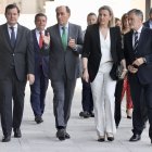 Mañueco, acompañado de Ignacio Galán y algunos de sus consejeros, ayer en Madrid.