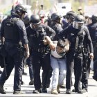 Imagen de la Guardia nacional con una detenida.