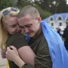 Un soldado se abraza a su mujer.