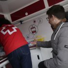 Un joven se hace una prueba durante una campaña de Cruz Roja en León.