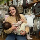 Una mujer da el pecho a su bebé.