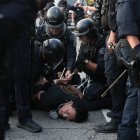 La policía detiene a un manifestante este lunes.